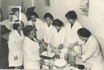 Mujeres en el taller municipal de cocina
